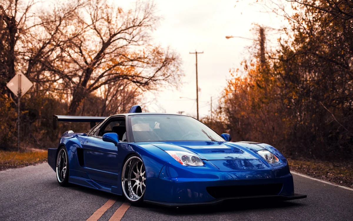 Acura NSX на лесной дороге