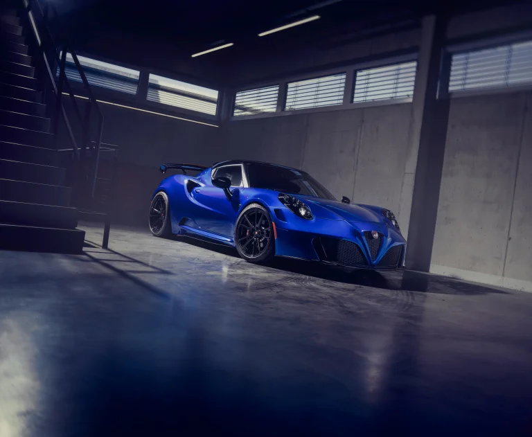 Синя Alfa Romeo 4C у променях світла в бетонному гаражі