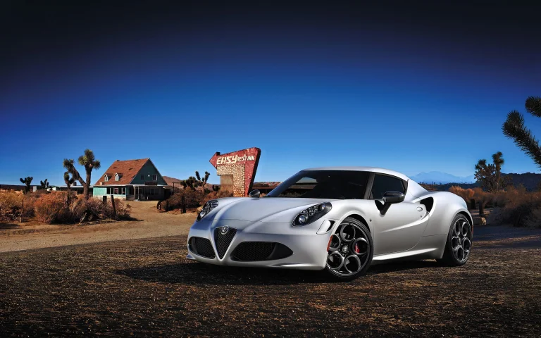 серебристая alfa romeo 4c на фоне пустынного мотеля в калифорнии, giulietta alfa romeo, alfa romeo, альфа ромео, домики, хижины, дороги, пути, трассы, шоссе, магистрали, автострады, проспекты, проезды, кактусы, машины, автомобили, небо, пустыни, спорткары, сша, соединенные штаты америки, авто
