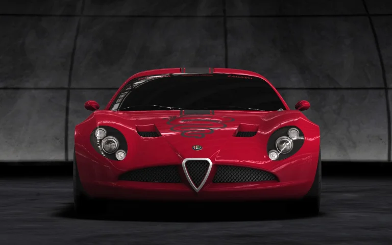 Красный Alfa Romeo TZ3 Corsa в полумраке студии