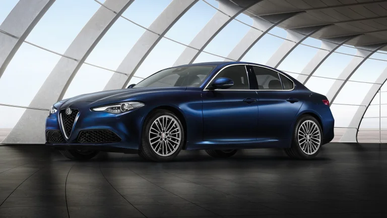 синій седан alfa romeo giulia у сучасному виставковому павільйоні, alfa romeo giulia, alfa romeo, альфа ромео, виставки, диски, колеса, машини, автомобілі, седани, фари, авто