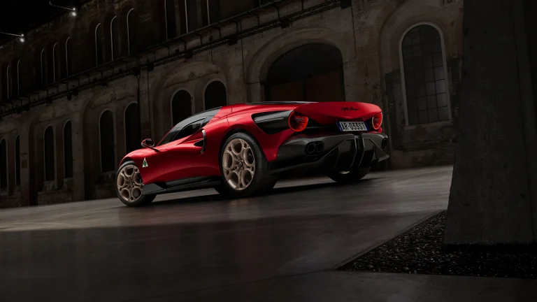Червоний Alfa Romeo 33 Stradale у світлі нічних прожекторів