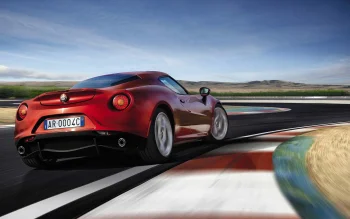 красная alfa romeo 4c на вираже гоночного трека, alfa romeo 4c, alfa romeo, альфа ромео, движение, дороги, пути, трассы, шоссе, магистрали, автострады, проспекты, проезды, машины, автомобили, небо, скорость, спорткары, авто