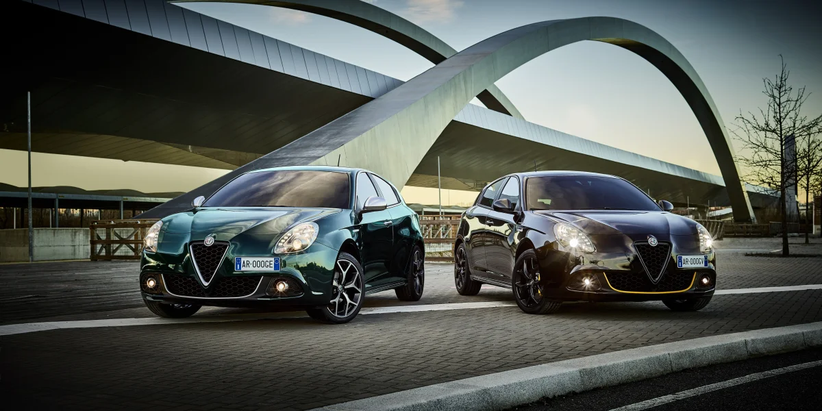 две alfa romeo giulietta на фоне футуристичных арок, alfa romeo giulietta, alfa romeo, альфа ромео, вечер, вечера, сумерки, диски, колеса, дороги, пути, трассы, шоссе, магистрали, автострады, проспекты, проезды, машины, автомобили, мосты, фары, авто
