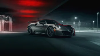 alfa romeo 4c в свете ночных фонарей, alfa romeo 4c, alfa romeo, альфа ромео, диски, колеса, машины, автомобили, ночные огни, огни, фонари, подсветка, ночь, спорткары, фары, авто