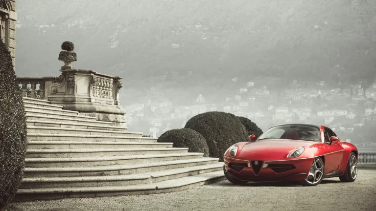 червоний alfa romeo disco volante біля кам’яних сходів, alfa romeo disco volante, alfa romeo, альфа ромео, машини, автомобілі, міста, місто, міський пейзаж, міські пейзажі, міські краєвиди, спорткари, сходи, тумани, туман, авто