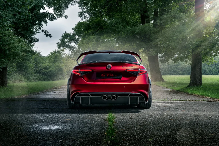 червона alfa romeo giulia gtam на лісовій дорозі, alfa romeo giulia, alfa romeo, альфа ромео, дерева, дороги, шляхи, траси, шосе, магістралі, автостради, проспекти, проїзди, ліс, ліси, літо, машини, автомобілі, сонце, сонячні промені, сонячне світло, спорткари, трава, трави, газони, авто