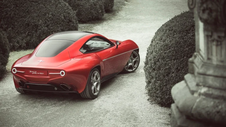 красный alfa romeo disco volante на гравийной дорожке, alfa romeo disco volante touring superleggera, alfa romeo, альфа ромео, купе, кустарники, машины, автомобили, сады, спорткары, тропинки, тропы, дорожки, авто