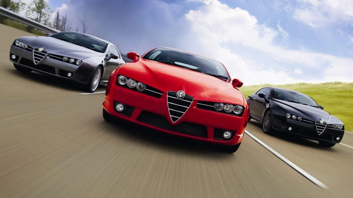 Три Alfa Romeo Brera мчать швидкісною автомагістраллю