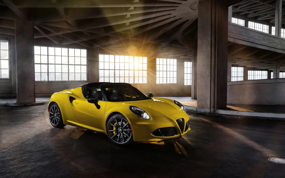 Жовтий Alfa Romeo 4C Spider у променях призахідного сонця