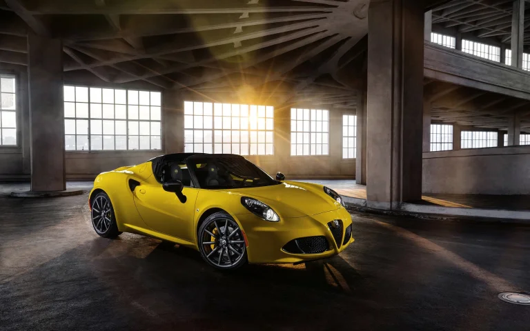 Жовтий Alfa Romeo 4C Spider у променях призахідного сонця