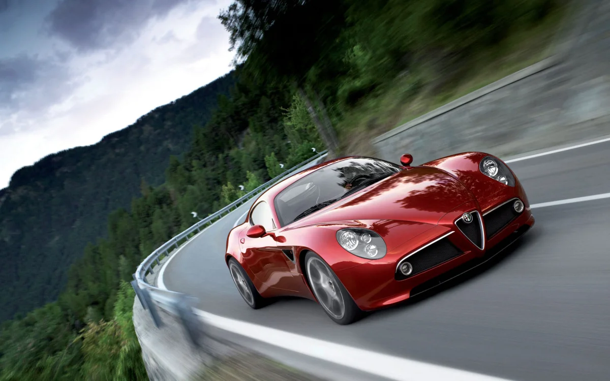 красный alfa romeo 8c competizione на извилистой горной дороге, alfa romeo 8c, alfa romeo, альфа ромео, горы, вершины, холмы, движение, дороги, пути, трассы, шоссе, магистрали, автострады, проспекты, проезды, машины, автомобили, скорость, спорткары, авто