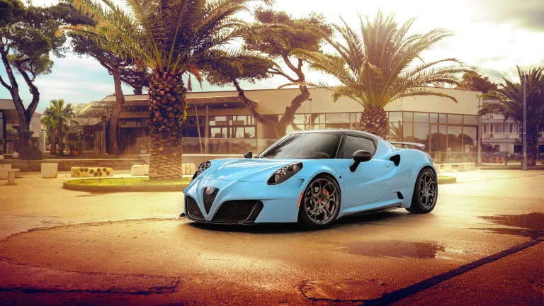 блакитна alfa romeo 4c на залитій сонцем італійській площі, alfa romeo 4c zeus, alfa romeo, альфа ромео, вулиці, диски, колеса, захід сонця, літо, машини, автомобілі, пальми, площі, сонце, сонячні промені, сонячне світло, спорткари, авто