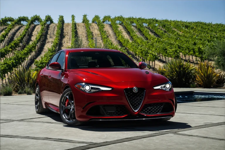 червона alfa romeo giulia на тлі залитих сонцем італійських виноградників, alfa romeo giulia, alfa romeo, альфа ромео, виноградники, диски, колеса, італія, машини, автомобілі, поля, поле, седани, фари, авто