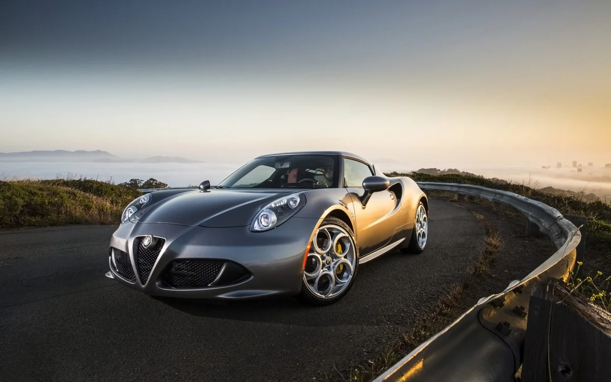 Alfa Romeo 4C на извилистой дороге