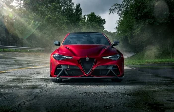 Красная Alfa Romeo Giulia GTA на лесной дороге