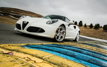 Белоснежная Alfa Romeo 4C на гоночном треке