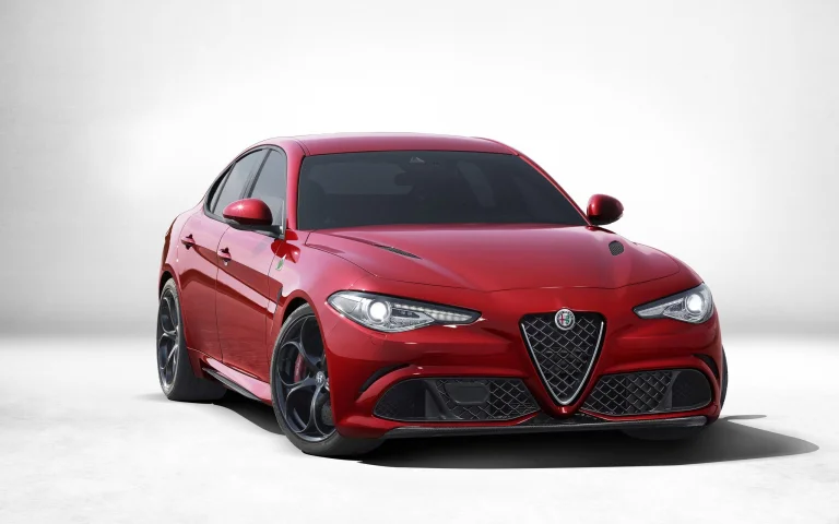 червона alfa romeo giulia quadrifoglio у студійному світлі, alfa romeo giulia, alfa romeo, альфа ромео, диски, колеса, машини, автомобілі, седани, фари, авто