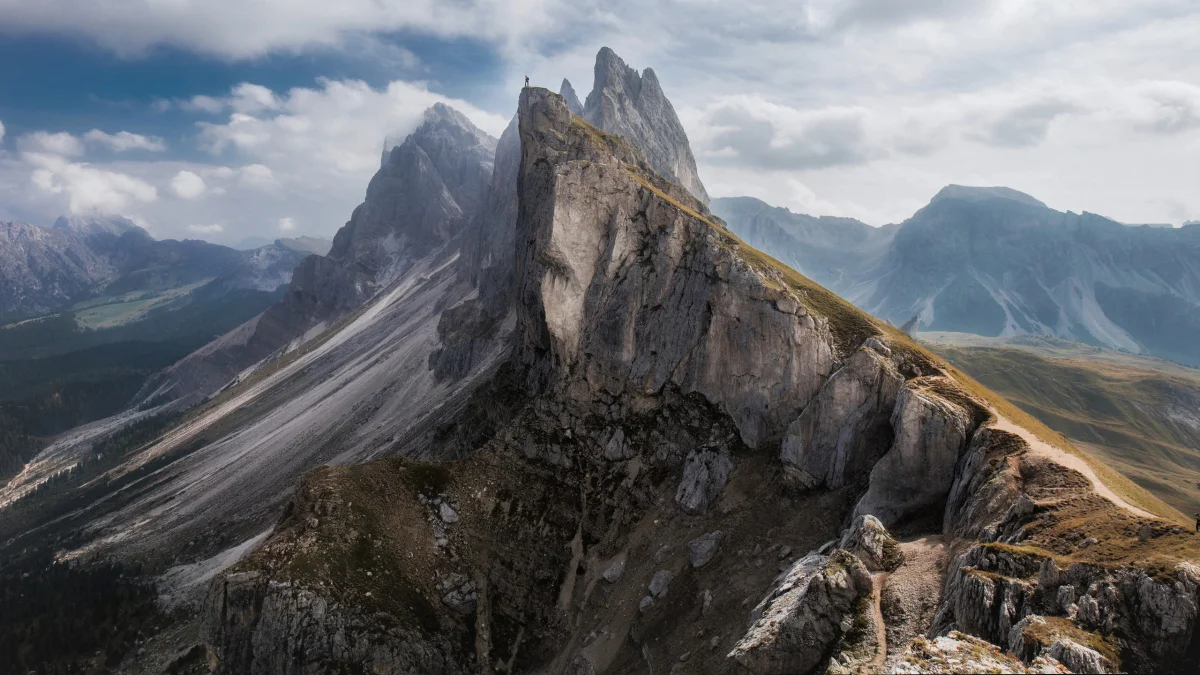 самотній турист на вершині скелястого хребта сечеда, альпи, гори, вершини, пагорби, італія, людина, пейзажі, стежки, доріжки, туристи, мандрівники, урвища, скелі, хмари, природа, світ