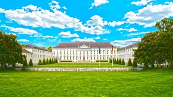 белоснежный дворец херренхаузен в германии, дворец херренхаузен, германия, дворец, дворцы, деревья, достопримечательности, небо, облака, тучи, парки, национальные парки, трава, травы, газоны, архитектура, мир