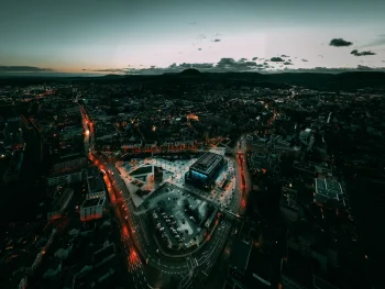 Вечерние огни немецкого города под сумеречным небом