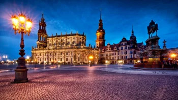 вечірнє освітлення хофкірхе та театральної площі в дрездені, дрезден, вечір, вечори, сутінки, визначні місця, міста, місто, небо, німеччина, нічні вогні, вогні, ліхтарі, підсвітка, ніч, пам'ятники, площі, скульптури, собори, архітектура, світ