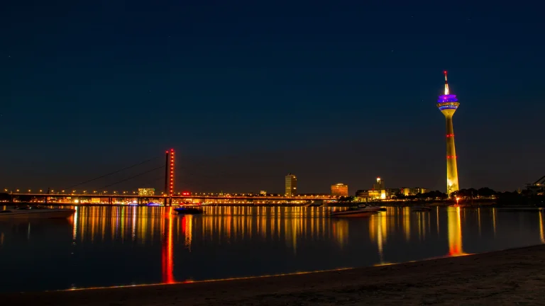 Огни ночного Дюссельдорфа с телебашней Rheinturm