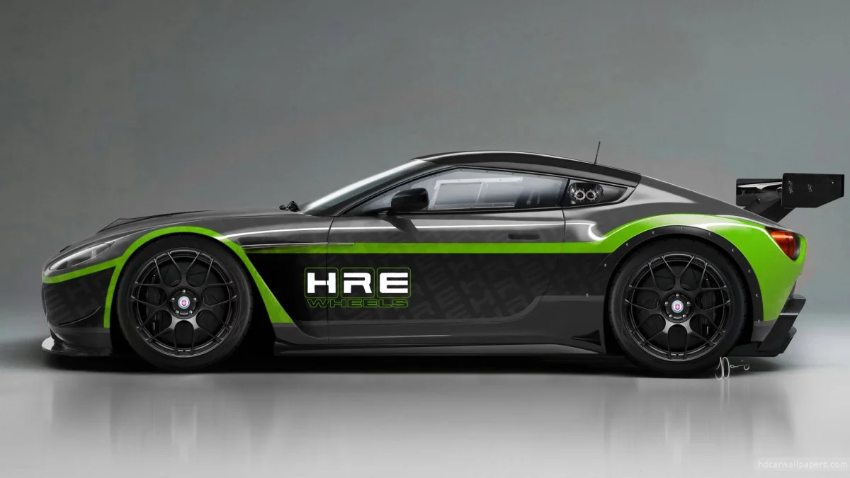 Aston Martin Vantage с яркими зелеными акцентами в студийном освещении