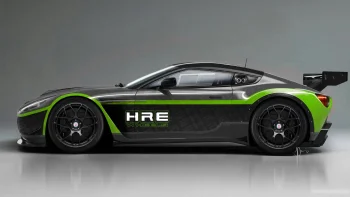 Aston Martin Vantage с яркими зелеными акцентами в студийном освещении