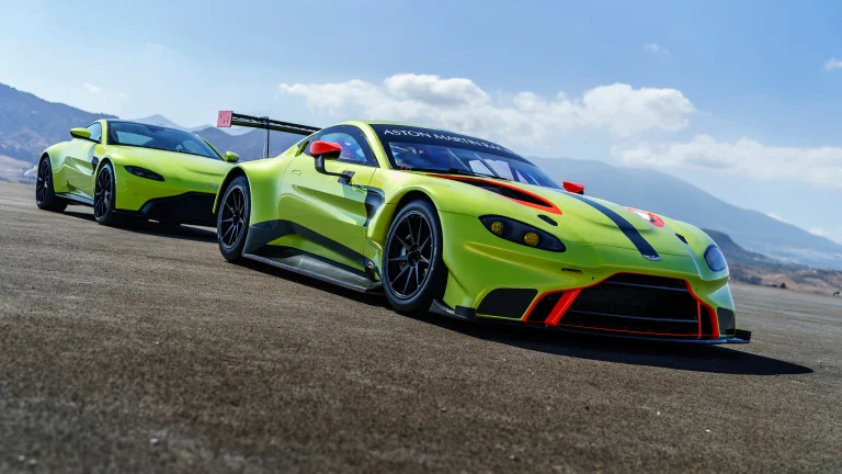 яскраво-зелені спорткари aston martin vantage на гірській трасі, aston martin vantage та aston martin vantage gt3, aston martin, астон мартін, гори, вершини, пагорби, диски, колеса, дороги, шляхи, траси, шосе, магістралі, автостради, проспекти, проїзди, машини, автомобілі, спорткари, хмари, авто