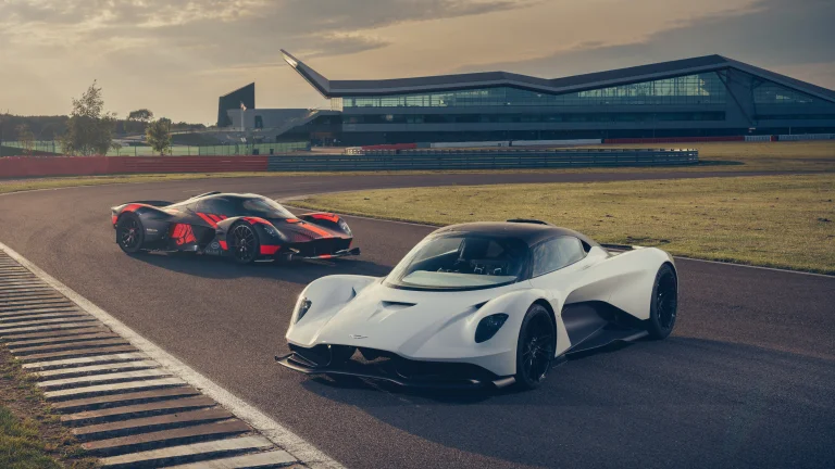 aston martin valkyrie та valhalla на гоночній трасі, aston martin valkyrie, valhalla, aston martin, астон мартін, будинки, будівлі, дороги, шляхи, траси, шосе, магістралі, автостради, проспекти, проїзди, захід сонця, машини, автомобілі, спорткари, суперкари, гіперкари, авто
