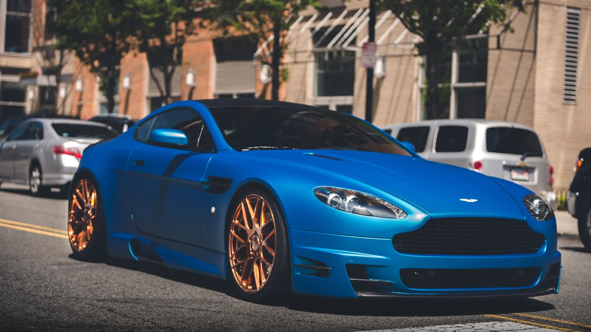 Матовый синий Aston Martin V8 Vantage на городских улицах