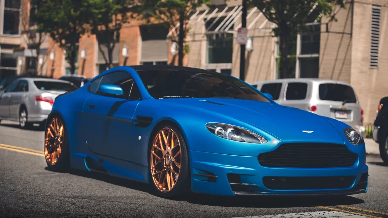 матово-синій aston martin v8 vantage на міських вулицях, aston martin vantage, aston martin, астон мартін, вулиці, диски, колеса, дороги, шляхи, траси, шосе, магістралі, автостради, проспекти, проїзди, машини, автомобілі, спорткари, авто