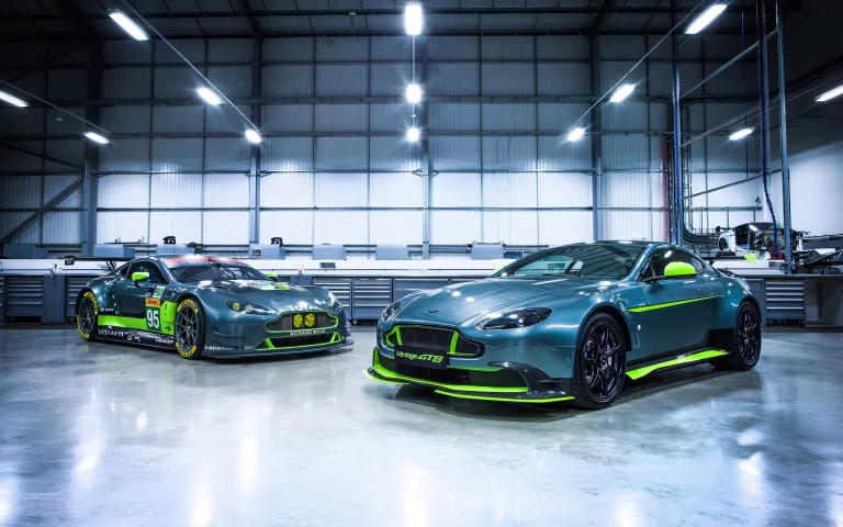 гоночний болід та дорожня версія aston martin vantage у освітленому боксі, aston martin vantage gte, gt8, aston martin, астон мартін, диски, колеса, машини, автомобілі, спорткари, фари, авто