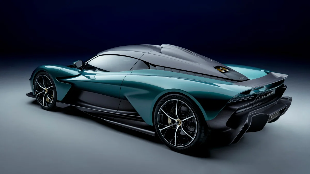 Изумрудный Aston Martin Valhalla в студийном свете