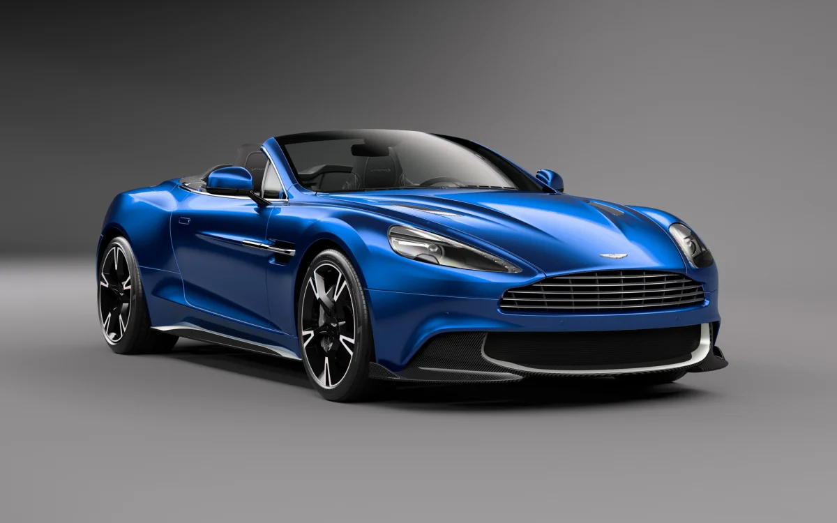 синий кабриолет aston martin vanquish s volante в студийном свете, aston martin volante, aston martin, астон мартин, диски, колеса, кабриолеты, машины, автомобили, спорткары, фары, авто