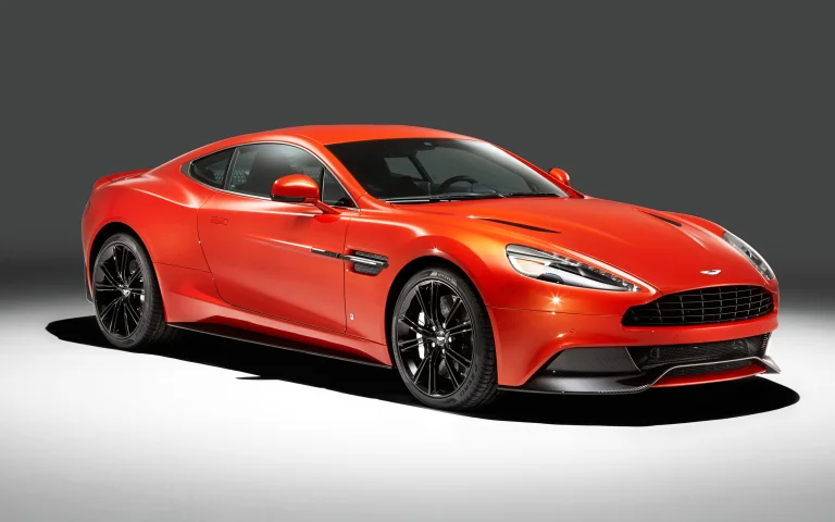 яскраво-помаранчевий aston martin vanquish у студійному світлі, aston martin vanquish, aston martin, астон мартін, диски, колеса, купе, машини, автомобілі, спорткари, фари, авто