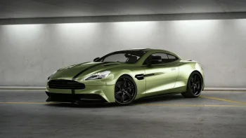 Оливковий Aston Martin Vanquish у світлі бетонного паркінгу