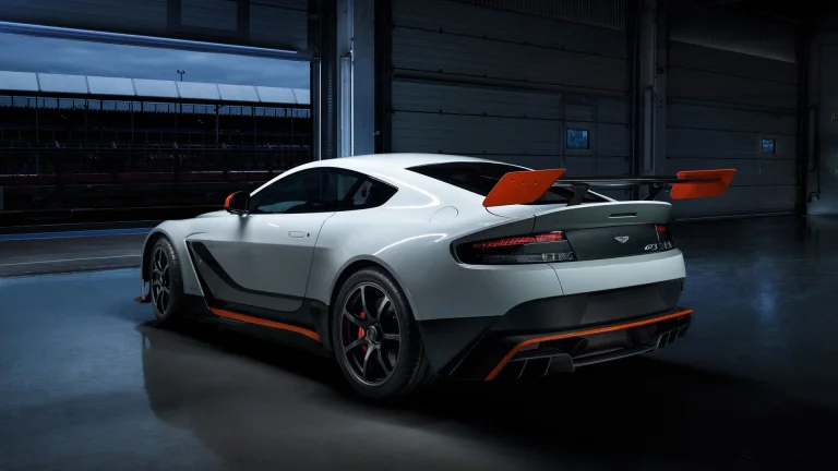 aston martin vantage gt3 у сутінках на піт-лейні, aston martin vantage gt3, aston martin, астон мартін, диски, колеса, карбон, машини, автомобілі, спорткари, авто