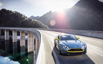 Aston Martin V8 Vantage на повороті гірського віадука
