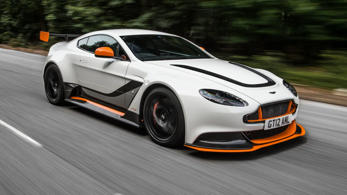 Белоснежный Aston Martin Vantage GT12 на скоростной трассе