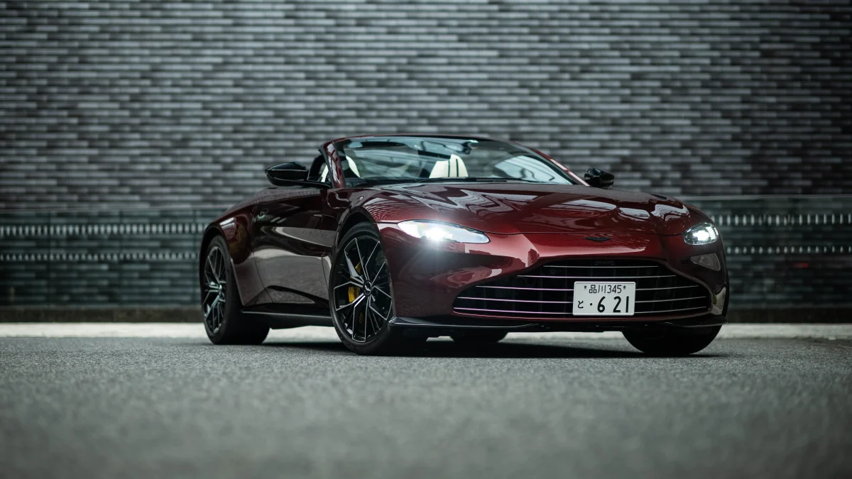 бордовий родстер aston martin vantage на тлі цегляної стіни, aston martin vantage, aston martin, астон мартін, диски, колеса, машини, автомобілі, спорткари, стіни, фари, авто
