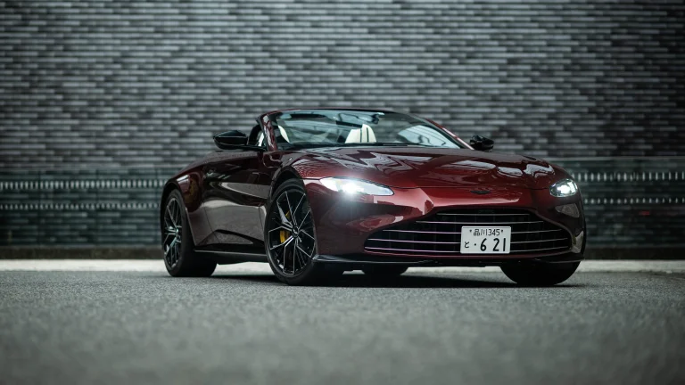 бордовий родстер aston martin vantage на тлі цегляної стіни, aston martin vantage, aston martin, астон мартін, диски, колеса, машини, автомобілі, спорткари, стіни, фари, авто