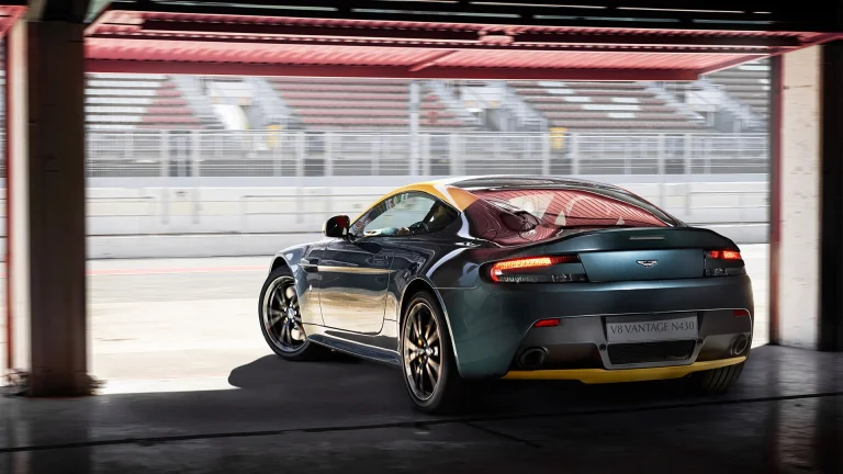 aston martin v8 vantage n430 виїжджає з боксів на гоночну трасу, aston martin v8 vantage n430, aston martin, астон мартін, дороги, шляхи, траси, шосе, магістралі, автостради, проспекти, проїзди, купе, машини, автомобілі, спорткари, фари, авто