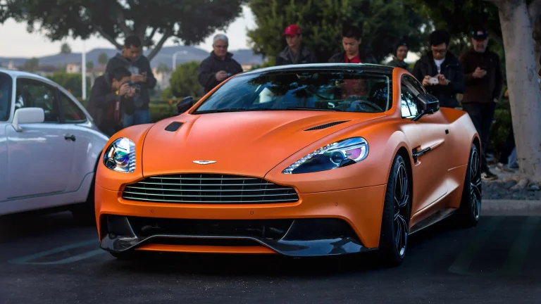 матовий помаранчевий aston martin vanquish на парковці, aston martin vanquish, aston martin, астон мартін, вечір, вечори, сутінки, вулиці, машини, автомобілі, спорткари, суперкари, гіперкари, фари, авто
