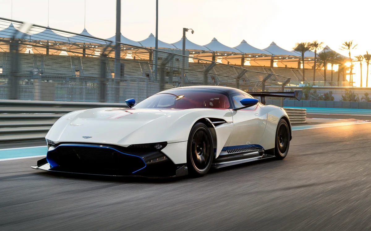 Aston Martin Vulcan на гоночній трасі Яс-Маріна