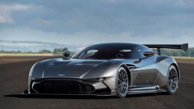 сірий aston martin vulcan на гоночній трасі під хмарним небом, aston martin vulcan, aston martin, астон мартін, диски, колеса, дороги, шляхи, траси, шосе, магістралі, автостради, проспекти, проїзди, машини, автомобілі, небо, спорткари, суперкари, гіперкари, хмари, авто