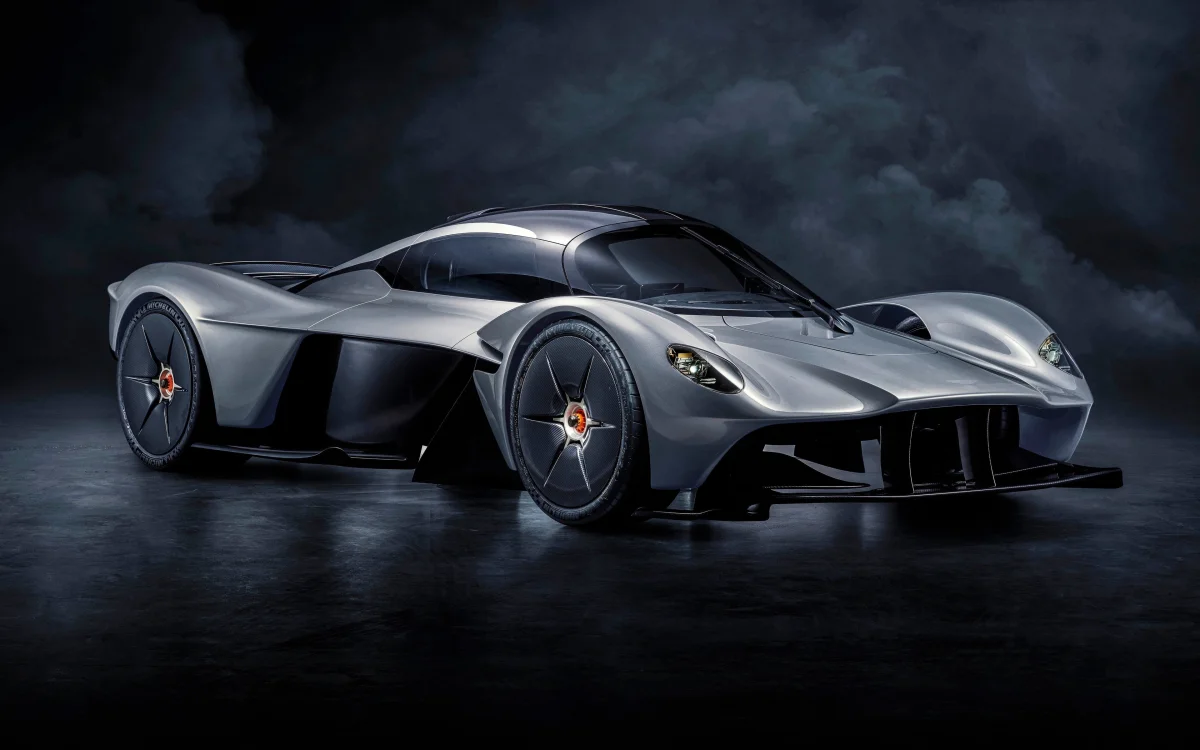 Сріблястий Aston Martin Valkyrie у напівтемряві студії