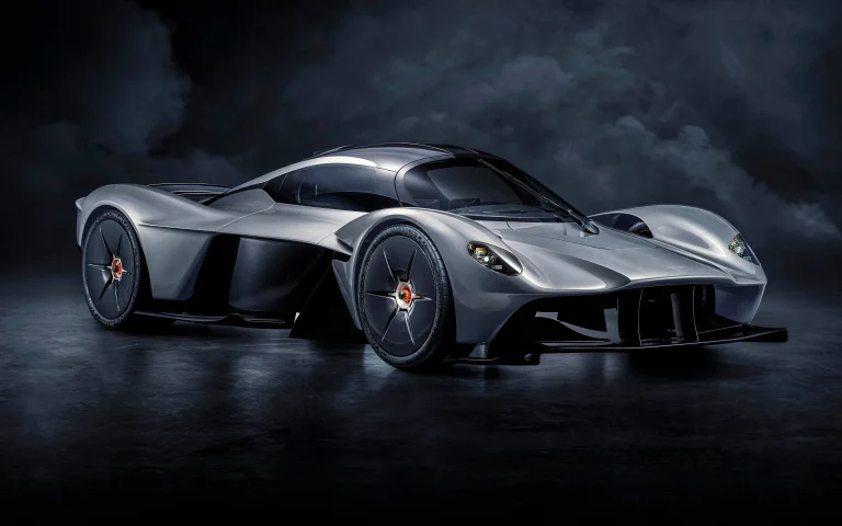 сріблястий aston martin valkyrie у напівтемряві студії, aston martin valkyrie, aston martin, астон мартін, дим, диски, колеса, машини, автомобілі, спорткари, суперкари, гіперкари, фари, авто