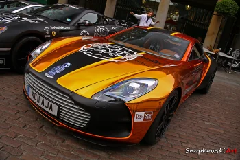 Золотистий Aston Martin One-77 на бруківці в Лондоні